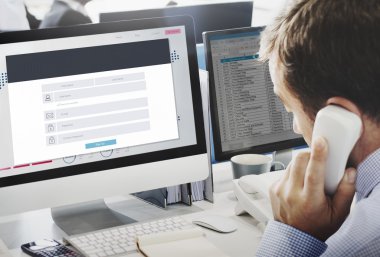 Bilgisayarda çalışan iş adamı 