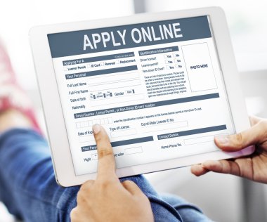 Dijital tablet elinde tutan kişi