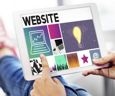 Dijital tablet elinde tutan kişi