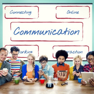 Dijital aygıtlar kullanan insanlar