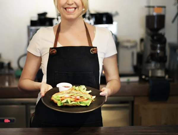 Barista kobieta pracuje w kawiarni — Zdjęcie stockowe