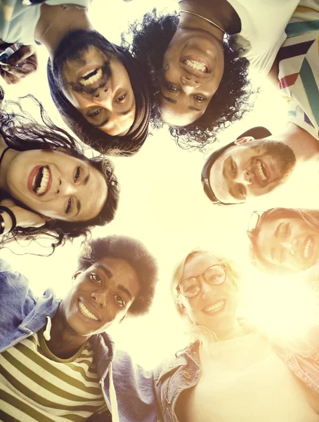 Equipo de estudiantes en abrazo círculo —  Fotos de Stock