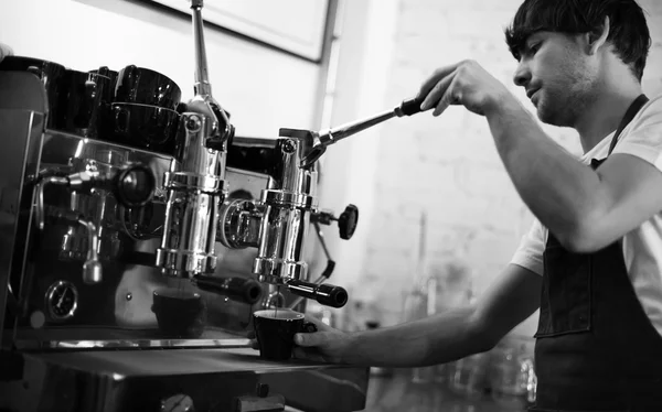 Barista maken van koffie — Stockfoto