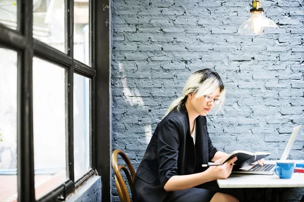 Asiatisk kvinna med laptop — Stockfoto