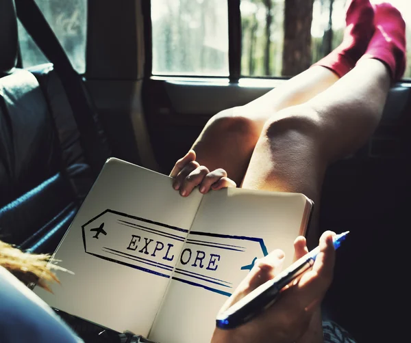 Женщина лежит в машине, ведет дневник — стоковое фото