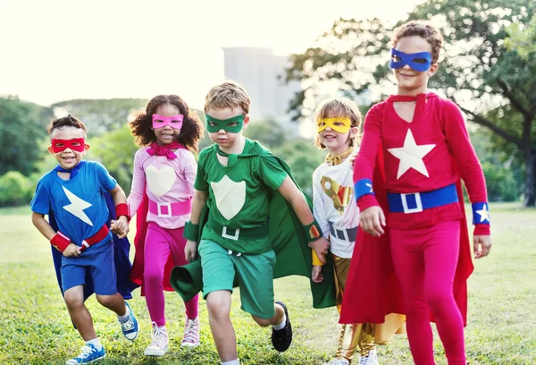 Süper kahraman çocuklar birlikte eğlenin — Stok fotoğraf