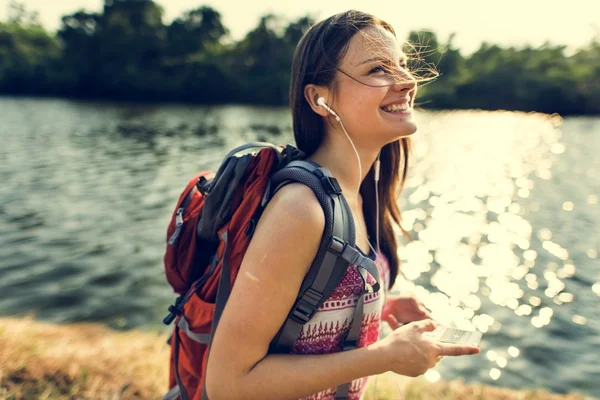 Junges Mädchen mit Rucksack — Stockfoto