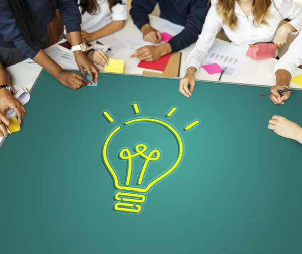 Gruppo di studenti idee brainstorming — Foto Stock