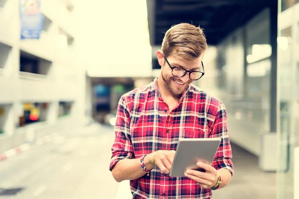 Junger Mann mit Tablet — Stockfoto