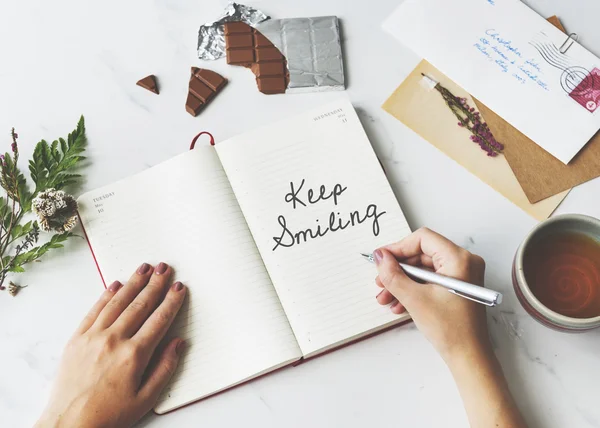 Woman making notes in diary — Stock Photo, Image