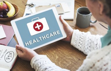 Dijital tablet tutan kadın 