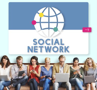 insanlar cihazlar ile oturmak 