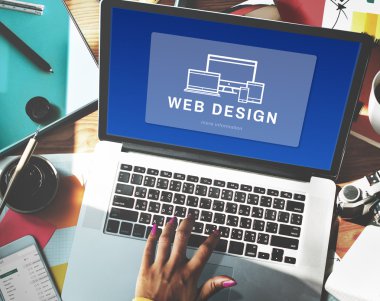 Dizüstü bilgisayarla çalışan kadın