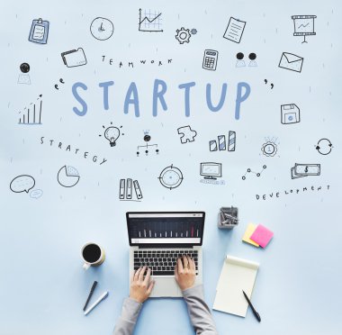 laptop ile çalışan kişi 