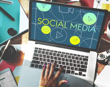 Dizüstü bilgisayarla çalışan kadın