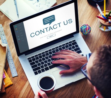 dizüstü bilgisayar kullanan adam