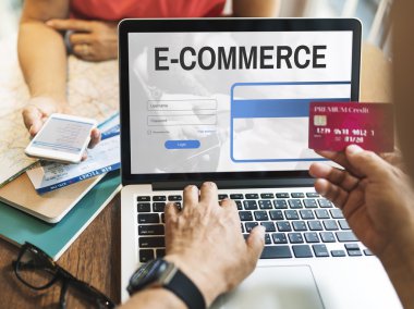 Dizüstü bilgisayar kullanan çift 