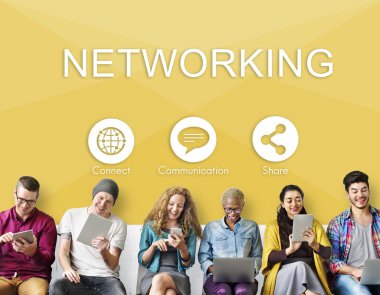 İnsanlar dijital araçları tarama  