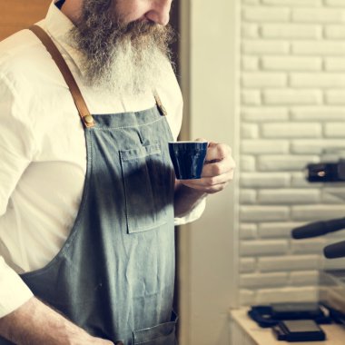 Sakallı Barista adam