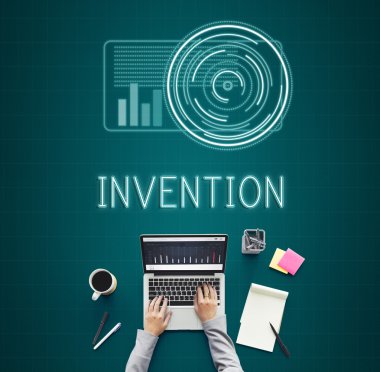 laptop ile çalışan kişi 