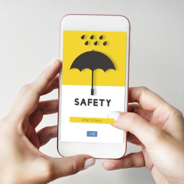 Cep telefonu ellerinde.