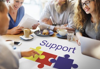 insanların desteği hakkında tartışıyor