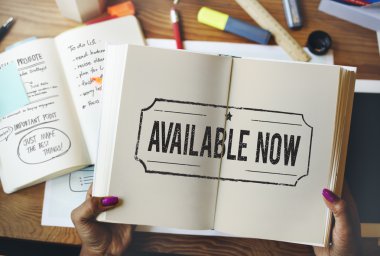 Kağıt günlüğü elinde tutan kişi