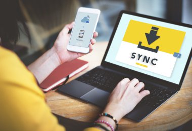 Dijital aygıt kullanan genç kadın