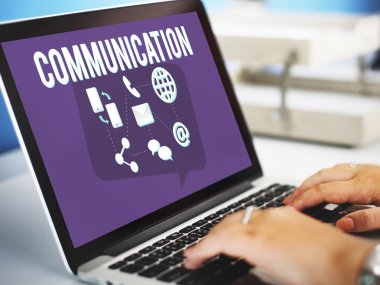 Dizüstü bilgisayarla çalışan kadın