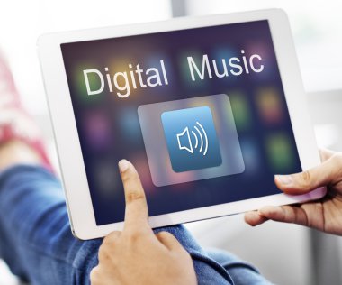 Dijital tablet elinde tutan kişi