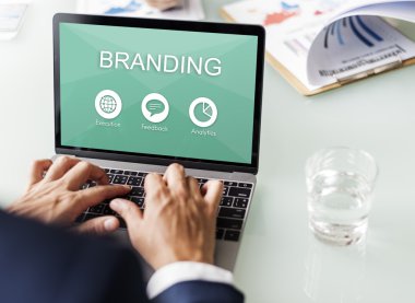 tipik dizüstü klavye üzerinde işadamı