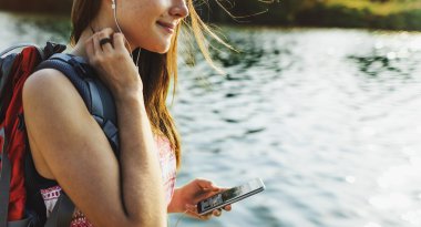 sırt çantası ile genç kız