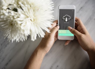 Akıllı telefon kullanan kadın