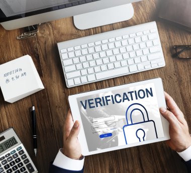 Dijital tablet elinde olan adam