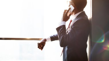 Dijital aygıt kullanarak iş adamı