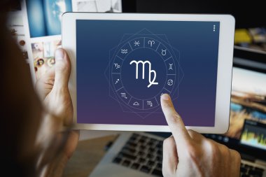 Dijital tablet kullanan adam  