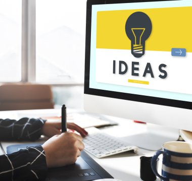 bilgisayar ile çalışan kadın