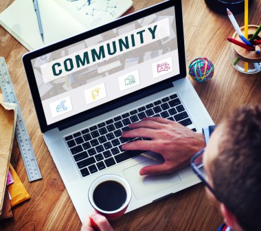 dizüstü bilgisayar kullanan adam