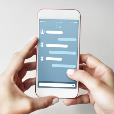 Cep telefonu ellerinde.