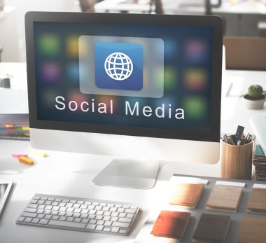 bilgisayar monitöründe çalışma alanı tablosu  