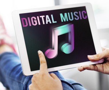 Dijital tablet elinde tutan kişi