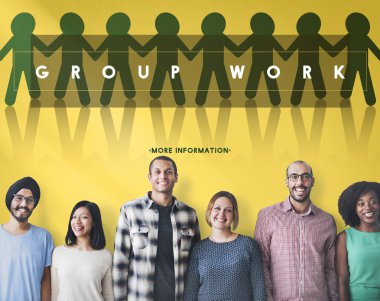 çeşitlilik insanlar duvara yakın duruyor