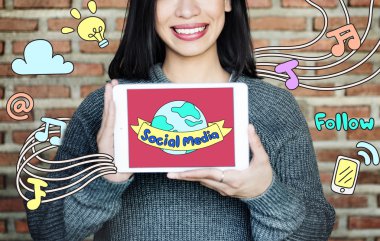 Dijital aygıt olan kadın 