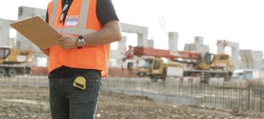 İnşaat işçisi ile mimari planı