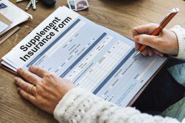 Başvuru formunu yazma kadın