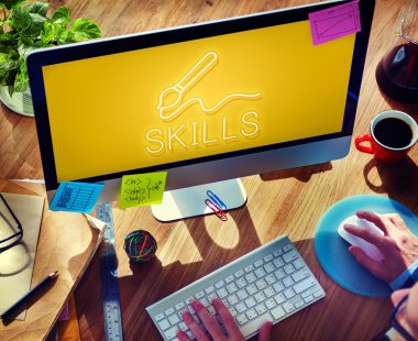 Bilgisayar kullanan adam