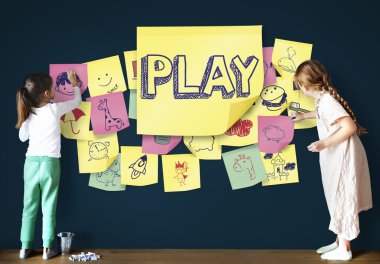 Yazı tahtası üzerinde çizim kızlar