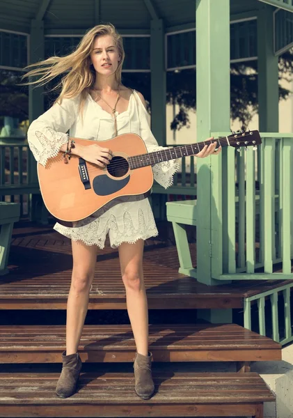 Blond žena hrací akustická kytara — Stock fotografie