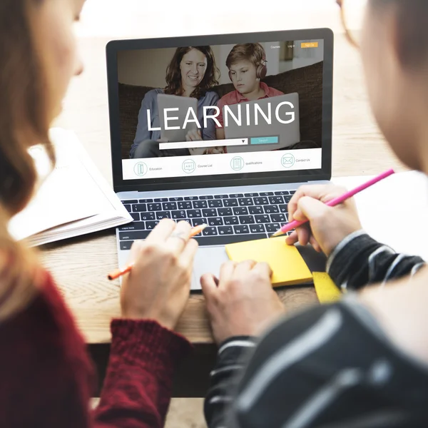 Meisjes werken met laptop — Stockfoto