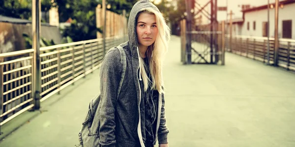 Jonge vrouw die buiten staat — Stockfoto